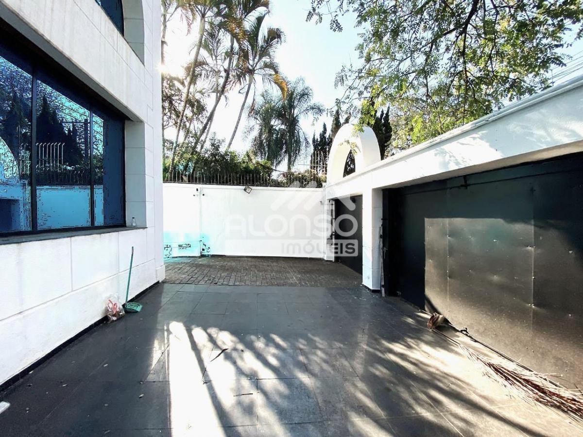 CASA COMERCIAL DE ALTO PADRÃO – Aluga – 1.250m² no Jockey – Butantã