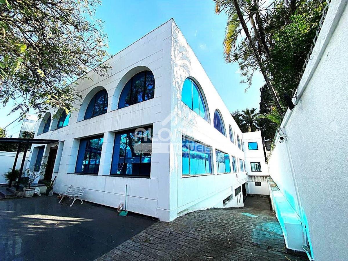 CASA COMERCIAL DE ALTO PADRÃO – Aluga – 1.250m² no Jockey – Butantã