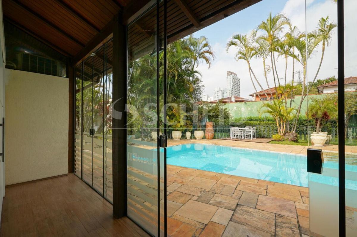 Casa para locação no Brooklin Paulista. 1500 m² T, 800 AC. 4 quartos (3 suítes). 6 vagas