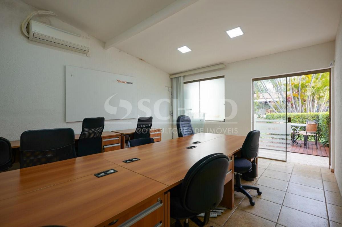 Casa para locação no Brooklin Paulista. 1500 m² T, 800 AC. 4 quartos (3 suítes). 6 vagas