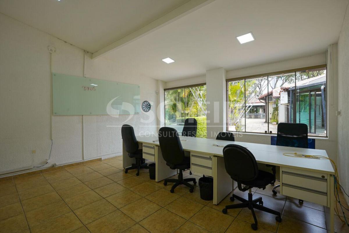 Casa para locação no Brooklin Paulista. 1500 m² T, 800 AC. 4 quartos (3 suítes). 6 vagas