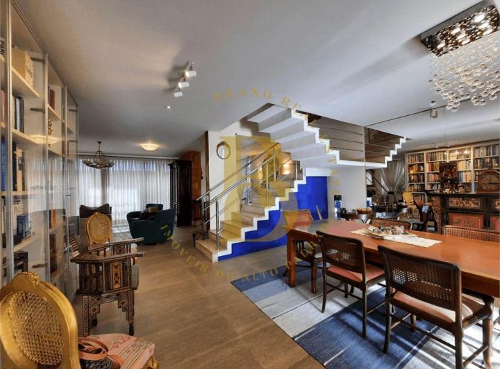 Magnifica casa em condomínio, localizada no bairro Chácara Monte Alegre.