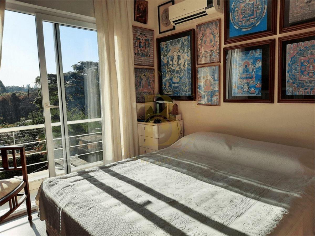 Magnifica casa em condomínio, localizada no bairro Chácara Monte Alegre.