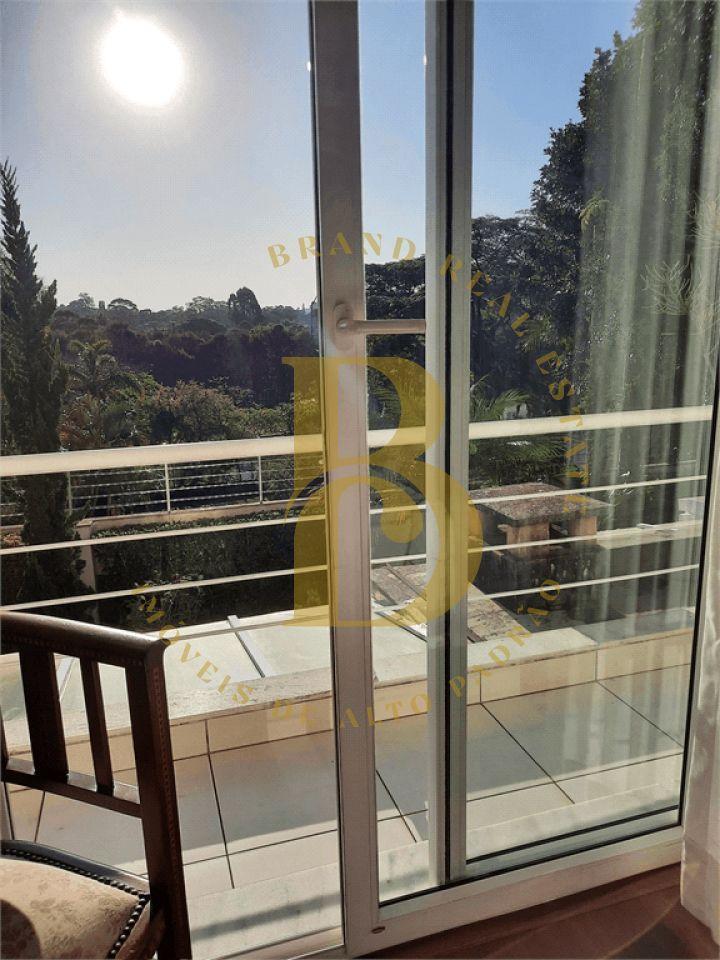 Magnifica casa em condomínio, localizada no bairro Chácara Monte Alegre.