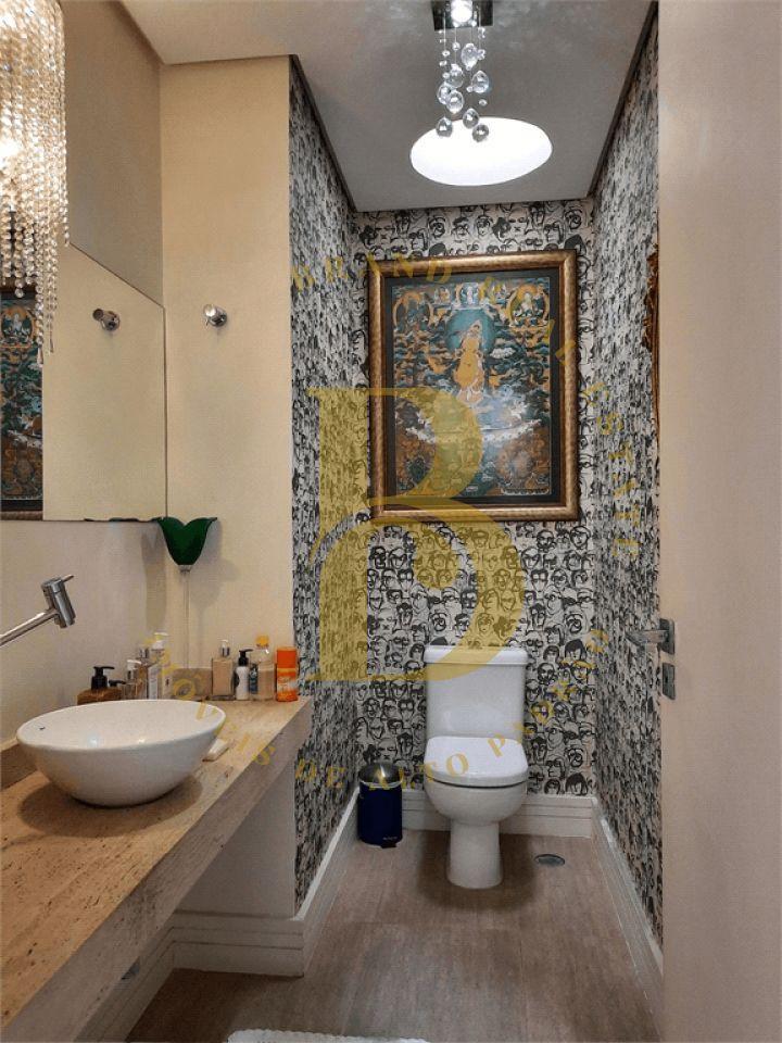 Magnifica casa em condomínio, localizada no bairro Chácara Monte Alegre.
