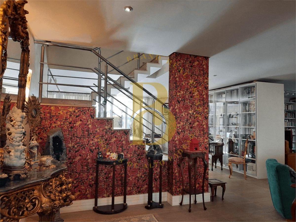 Magnifica casa em condomínio, localizada no bairro Chácara Monte Alegre.