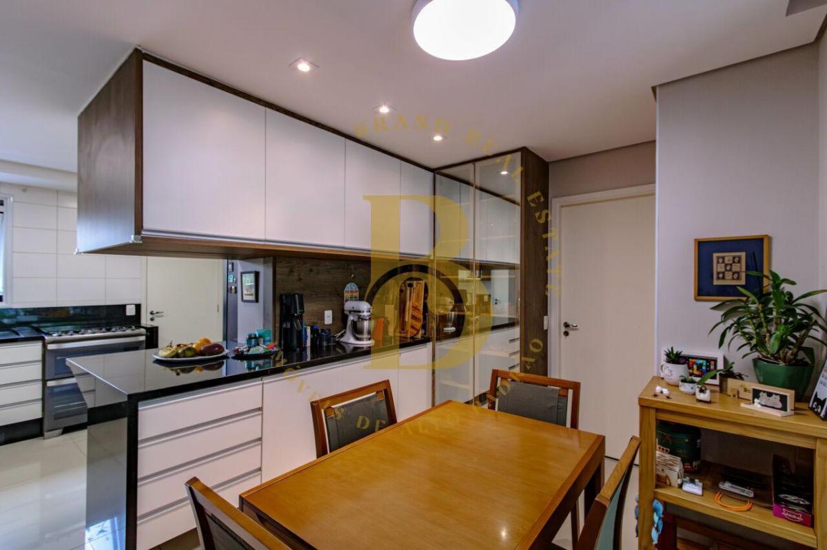Apartamento com 274 m², 4 quartos sendo 4 suítes, 4 vagas à venda no bairro Campo Belo.