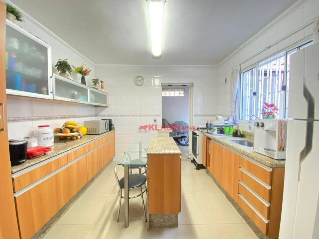 Sobrado de 3 Quartos sendo 1 Suíte com 2 Vagas de Garagem – Amplo Terraço e Passagem Lateral – 300m