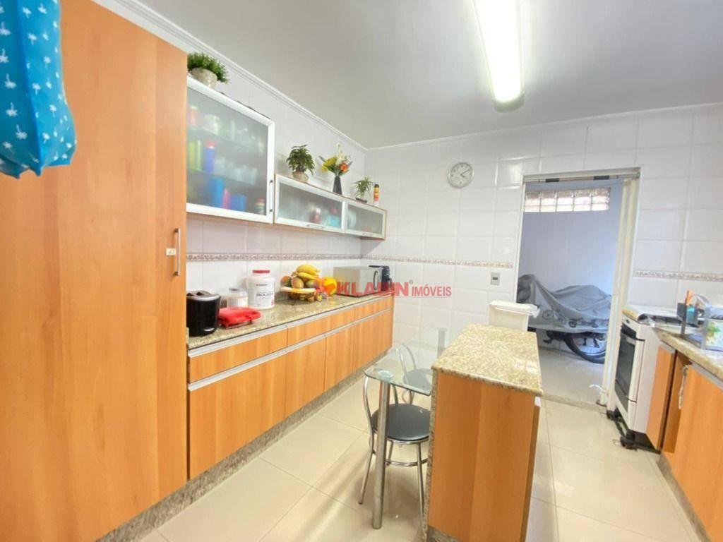 Sobrado de 3 Quartos sendo 1 Suíte com 2 Vagas de Garagem – Amplo Terraço e Passagem Lateral – 300m