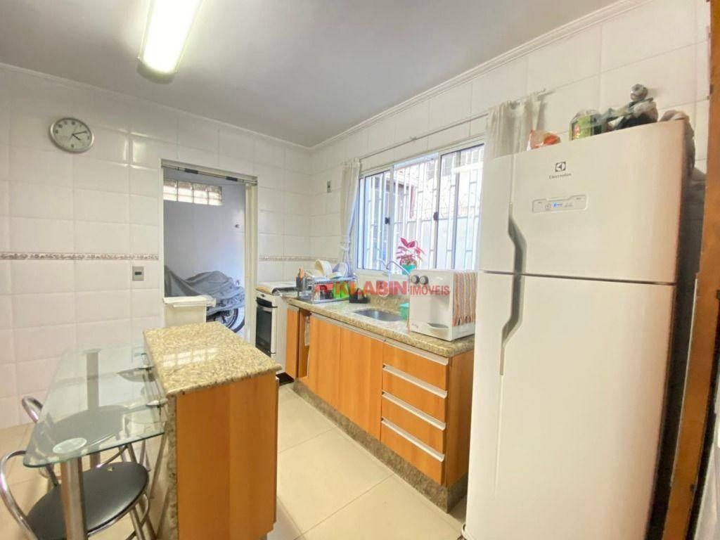 Sobrado de 3 Quartos sendo 1 Suíte com 2 Vagas de Garagem – Amplo Terraço e Passagem Lateral – 300m