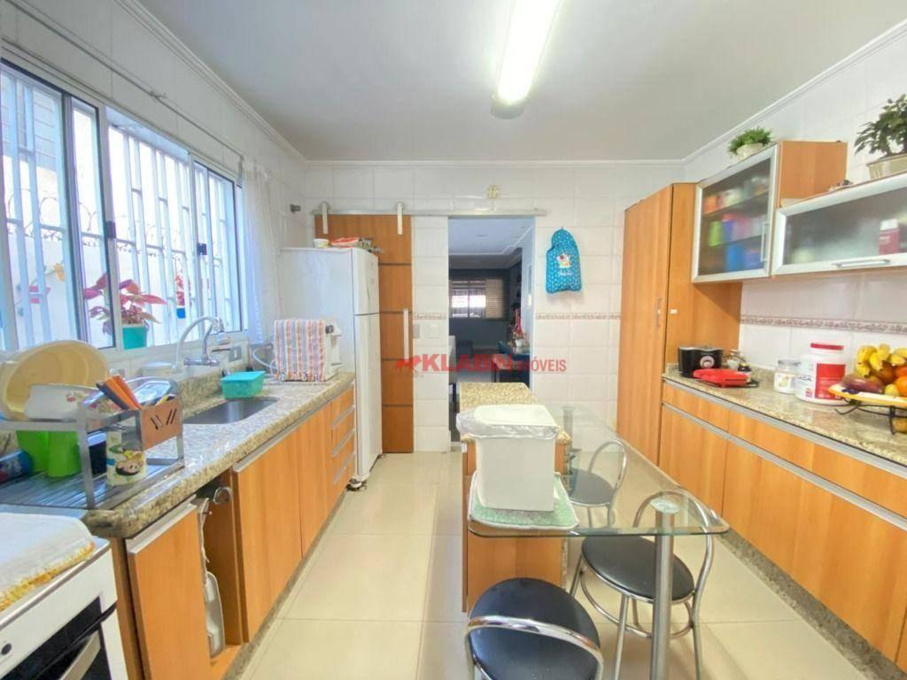 Sobrado de 3 Quartos sendo 1 Suíte com 2 Vagas de Garagem – Amplo Terraço e Passagem Lateral – 300m
