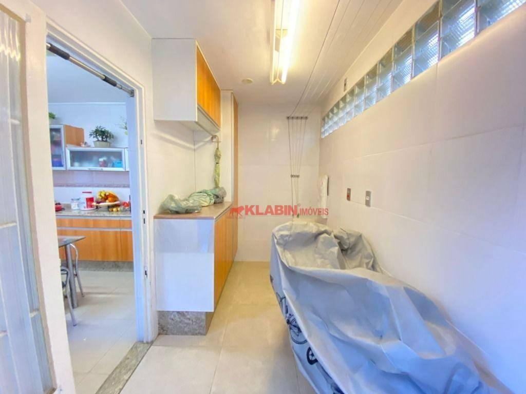 Sobrado de 3 Quartos sendo 1 Suíte com 2 Vagas de Garagem – Amplo Terraço e Passagem Lateral – 300m