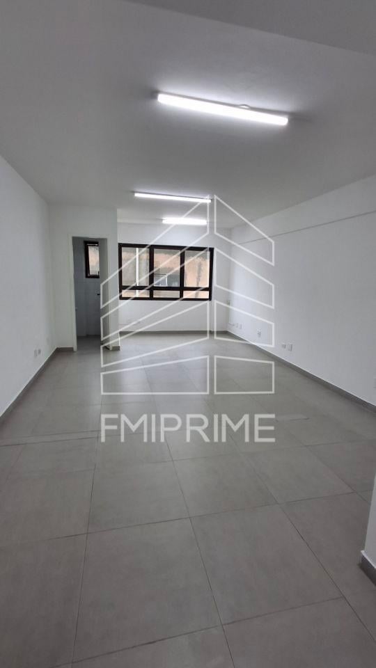 SALA COMERCIAL DE 32 m2 COM 1 VAGA, PRÓXIMO METRÔ SANTA CRUZ.
