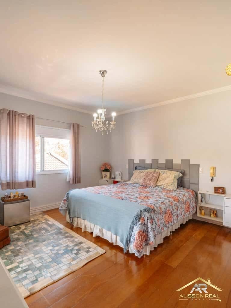 Casa de Alto padrão de 450m², 6 Suítes, 8 Wc e 6 Vagas no Pq. dos Príncipes