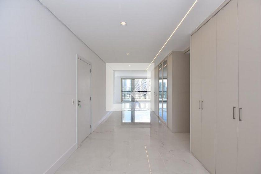 Apartamento à Venda – Real Parque, 3 Quartos, 233 m² – São Paulo