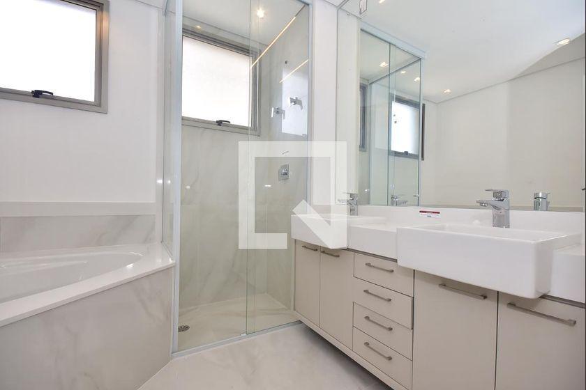 Apartamento à Venda – Real Parque, 3 Quartos, 233 m² – São Paulo