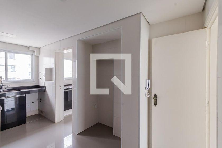 Apartamento à Venda – Moema, 3 Quartos, 240 m² – São Paulo