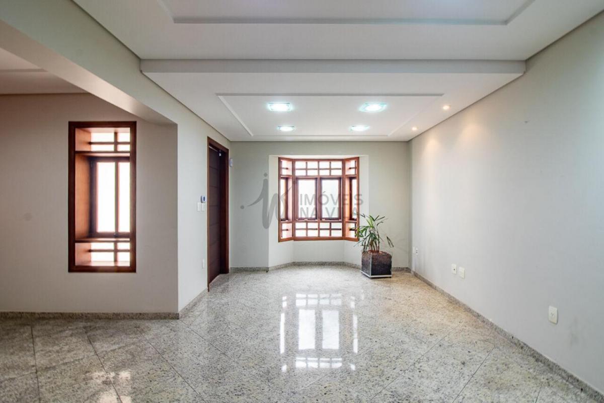 Casa espaçosa – 3 dormitórios – Vila Residencial Arborizada – Perto Parque Aclimação