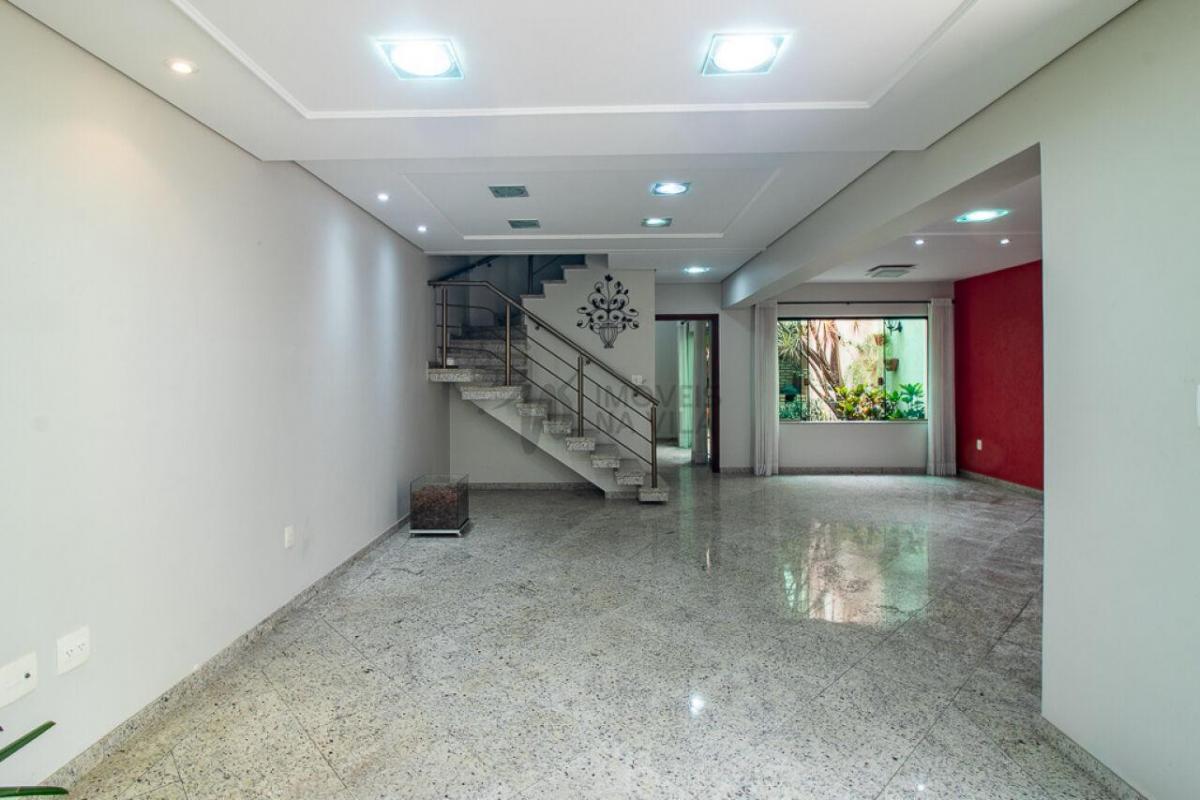 Casa espaçosa – 3 dormitórios – Vila Residencial Arborizada – Perto Parque Aclimação