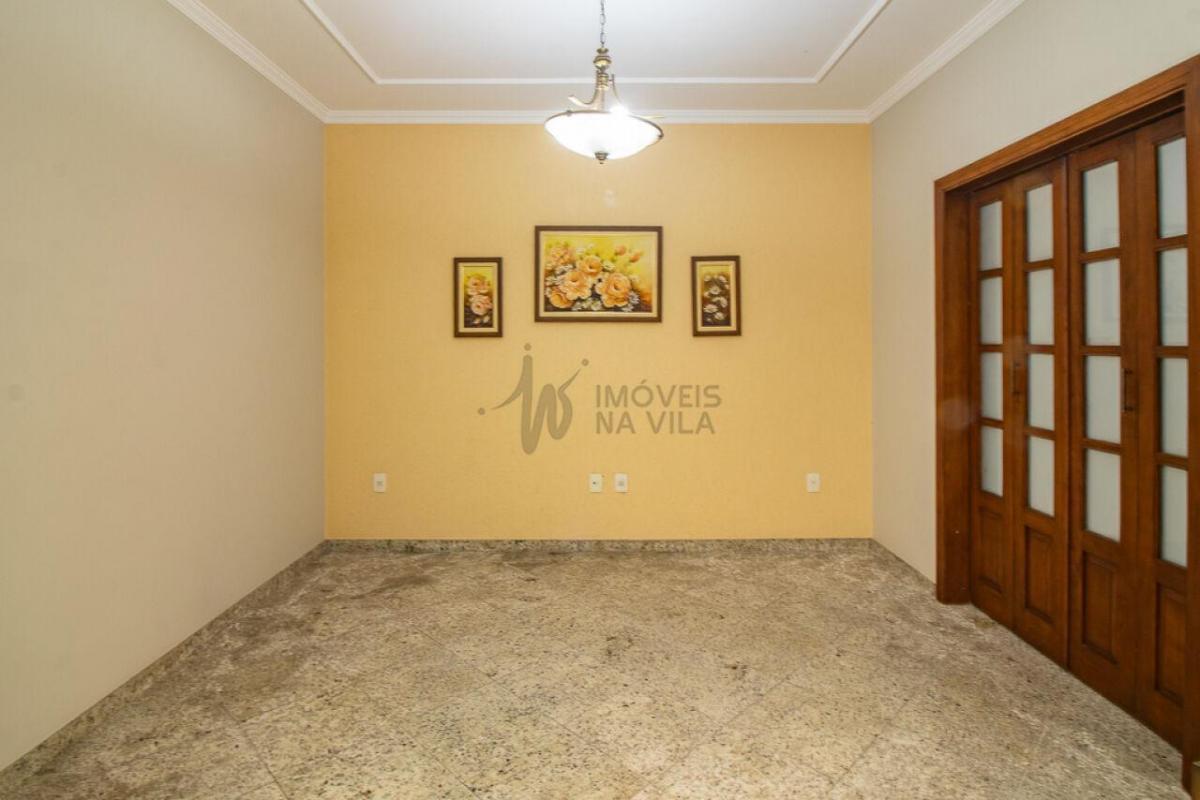 Casa espaçosa – 3 dormitórios – Vila Residencial Arborizada – Perto Parque Aclimação