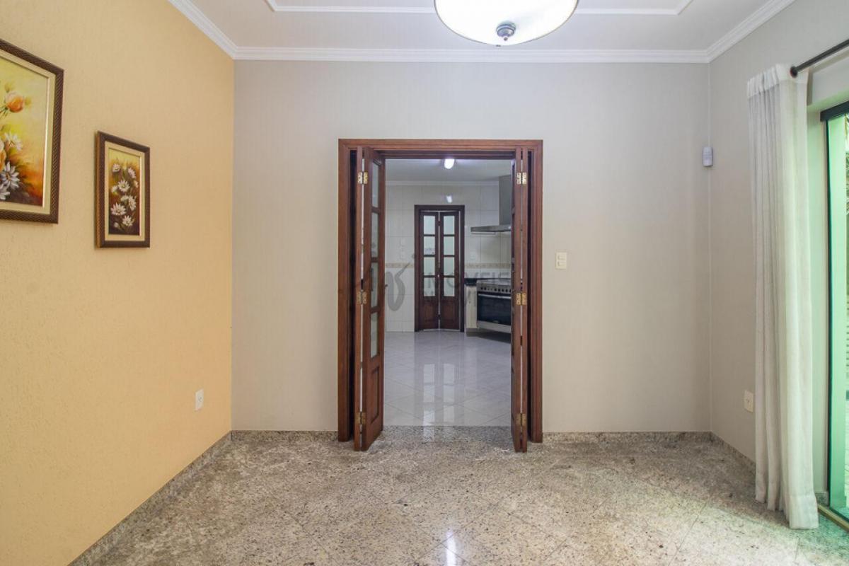 Casa espaçosa – 3 dormitórios – Vila Residencial Arborizada – Perto Parque Aclimação