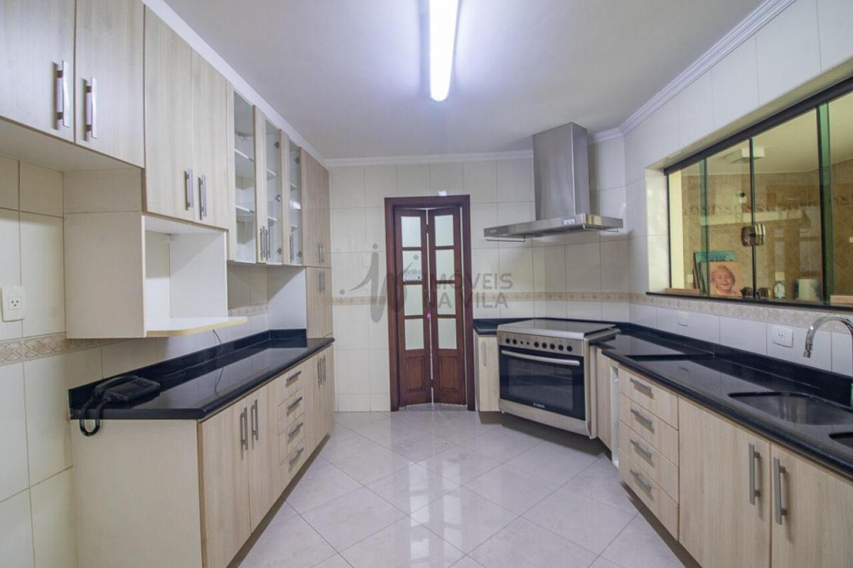 Casa espaçosa – 3 dormitórios – Vila Residencial Arborizada – Perto Parque Aclimação