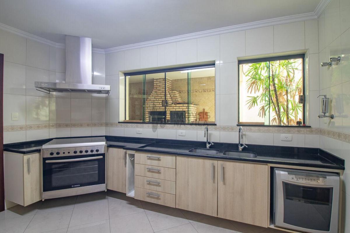 Casa espaçosa – 3 dormitórios – Vila Residencial Arborizada – Perto Parque Aclimação