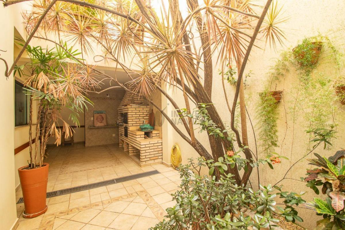 Casa espaçosa – 3 dormitórios – Vila Residencial Arborizada – Perto Parque Aclimação
