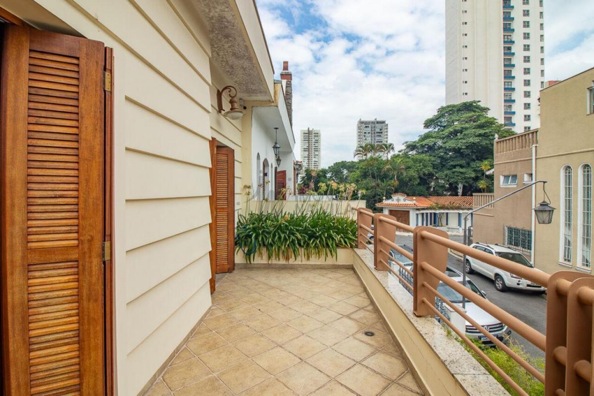 Casa espaçosa – 3 dormitórios – Vila Residencial Arborizada – Perto Parque Aclimação