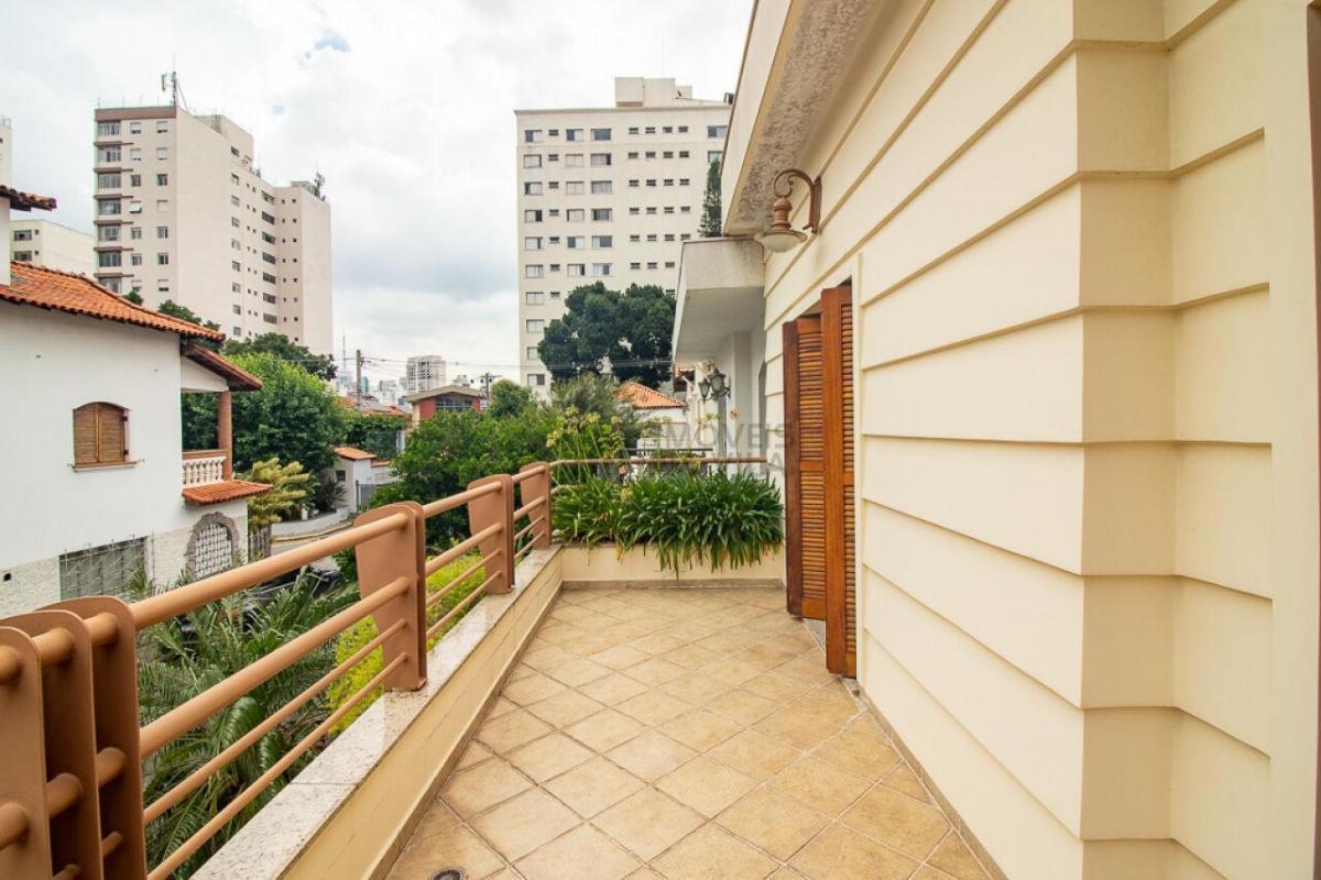 Casa espaçosa – 3 dormitórios – Vila Residencial Arborizada – Perto Parque Aclimação