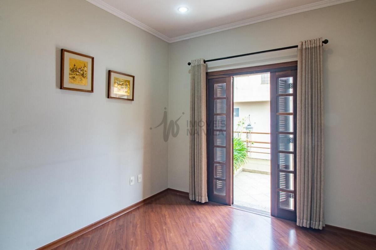 Casa espaçosa – 3 dormitórios – Vila Residencial Arborizada – Perto Parque Aclimação