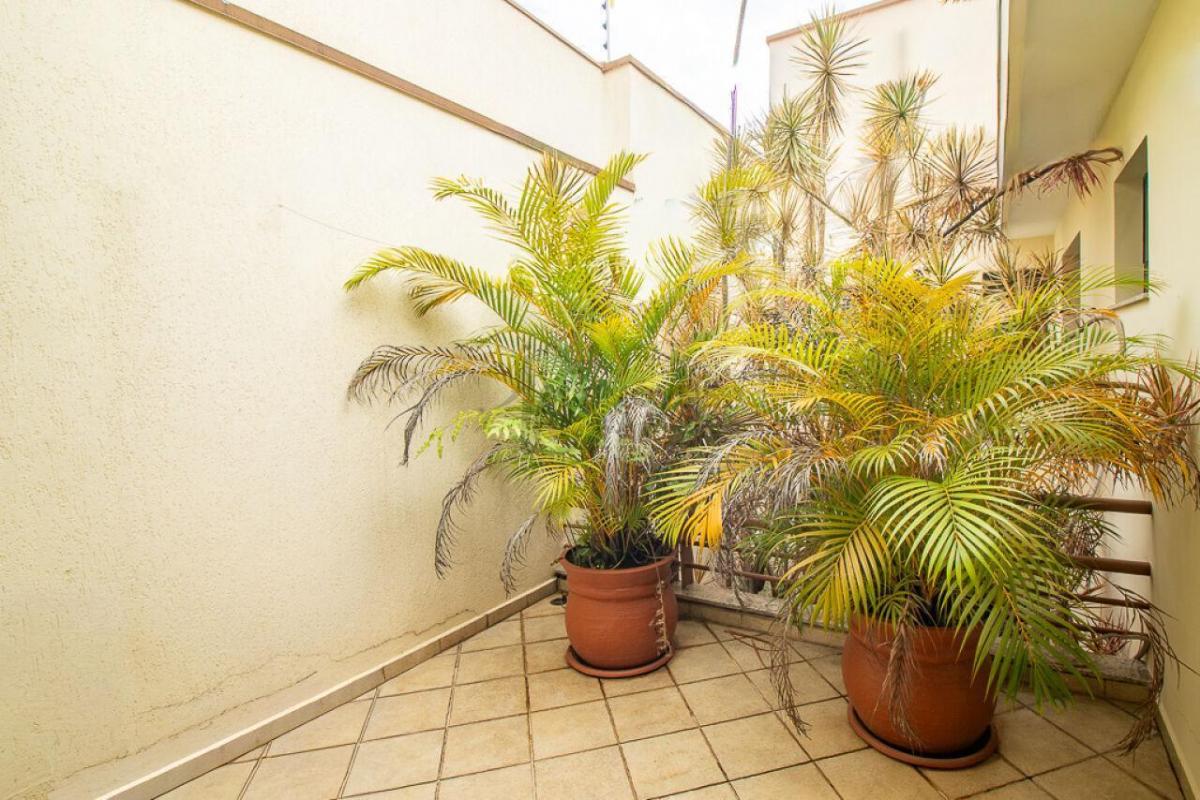 Casa espaçosa – 3 dormitórios – Vila Residencial Arborizada – Perto Parque Aclimação
