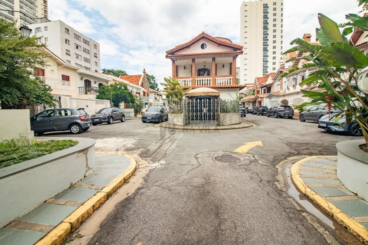 Casa espaçosa – 3 dormitórios – Vila Residencial Arborizada – Perto Parque Aclimação