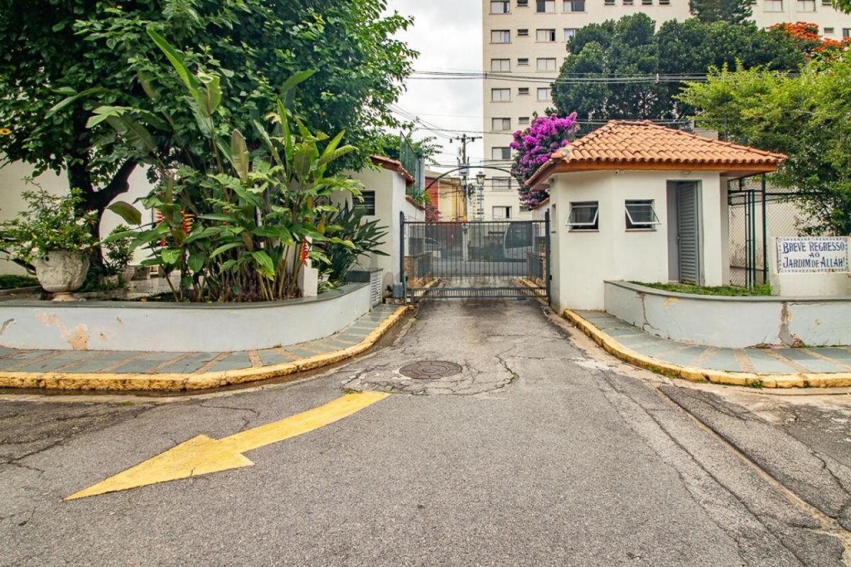 Casa espaçosa – 3 dormitórios – Vila Residencial Arborizada – Perto Parque Aclimação
