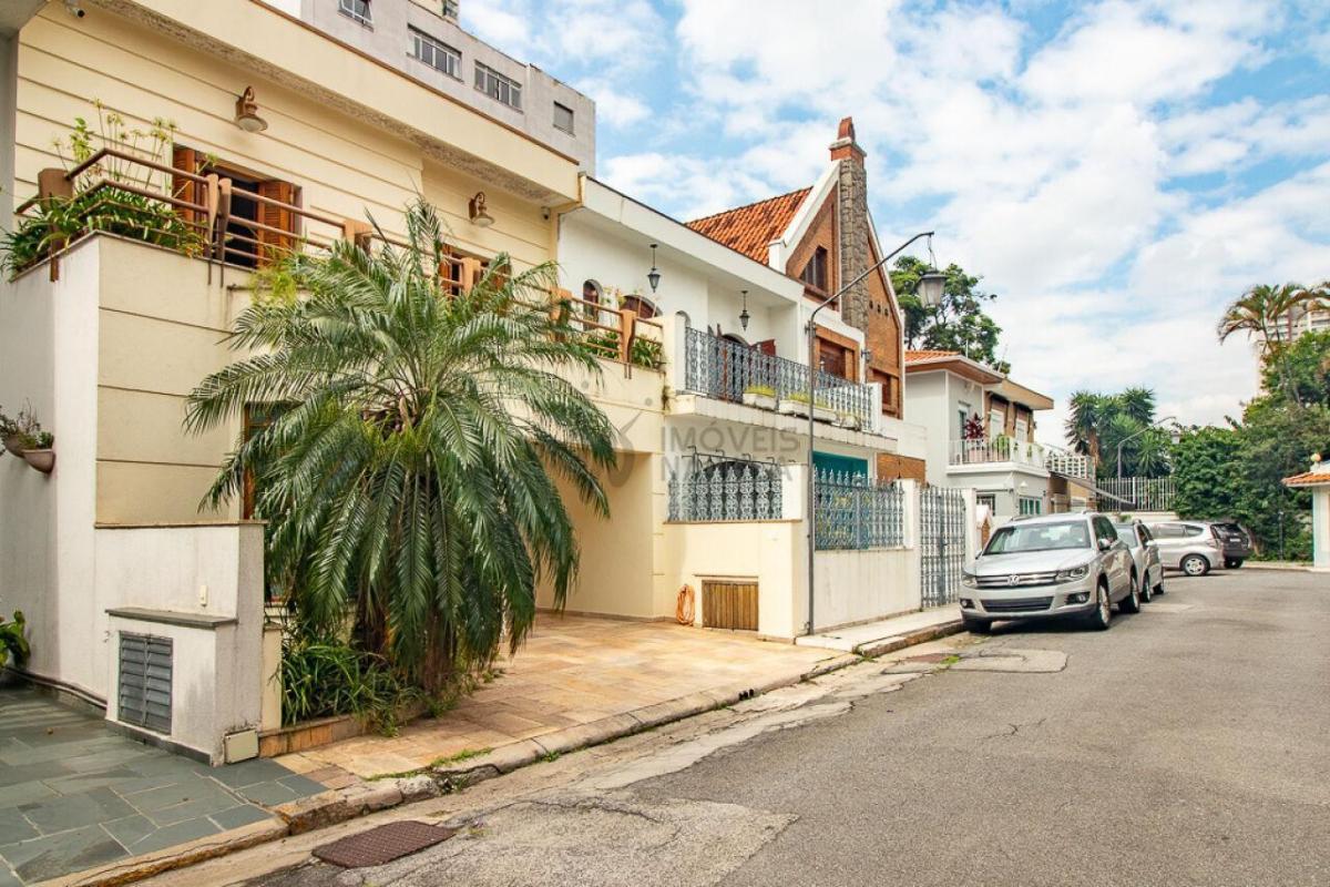 Casa espaçosa – 3 dormitórios – Vila Residencial Arborizada – Perto Parque Aclimação
