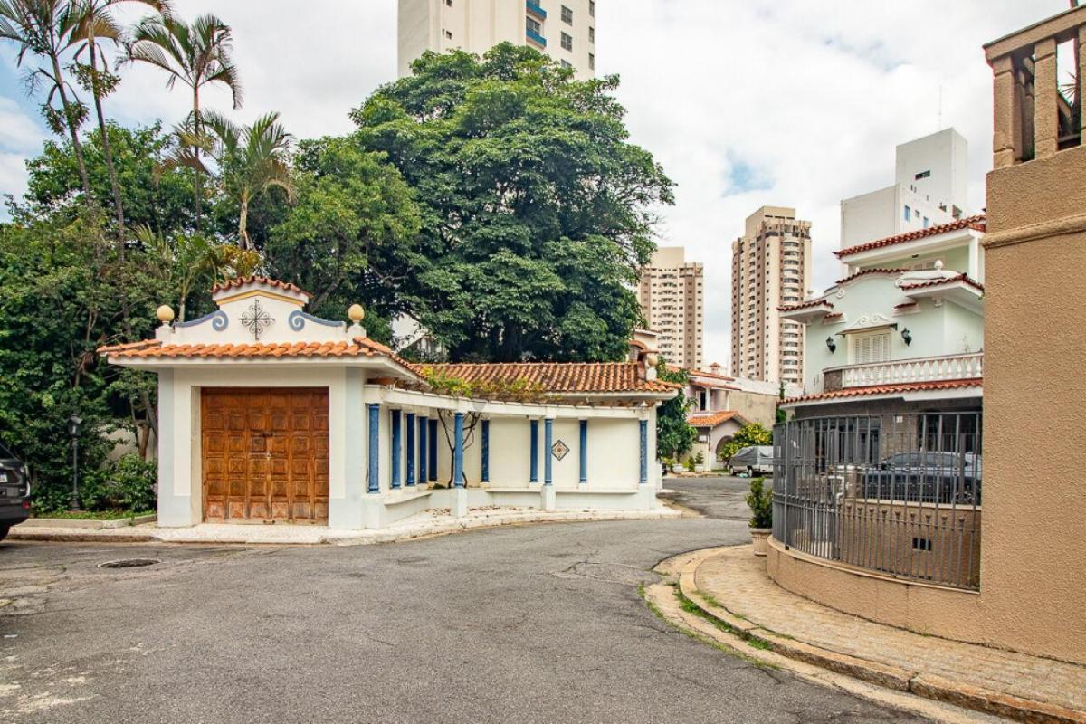 Casa espaçosa – 3 dormitórios – Vila Residencial Arborizada – Perto Parque Aclimação