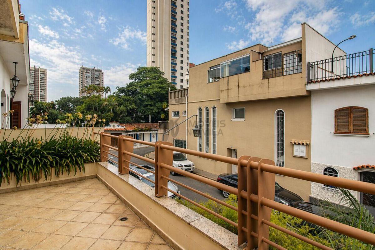 Casa espaçosa – 3 dormitórios – Vila Residencial Arborizada – Perto Parque Aclimação