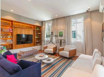 Casa em Condomínio – Campo Belo – 4 Suítes – 3 Vagas – 385m².