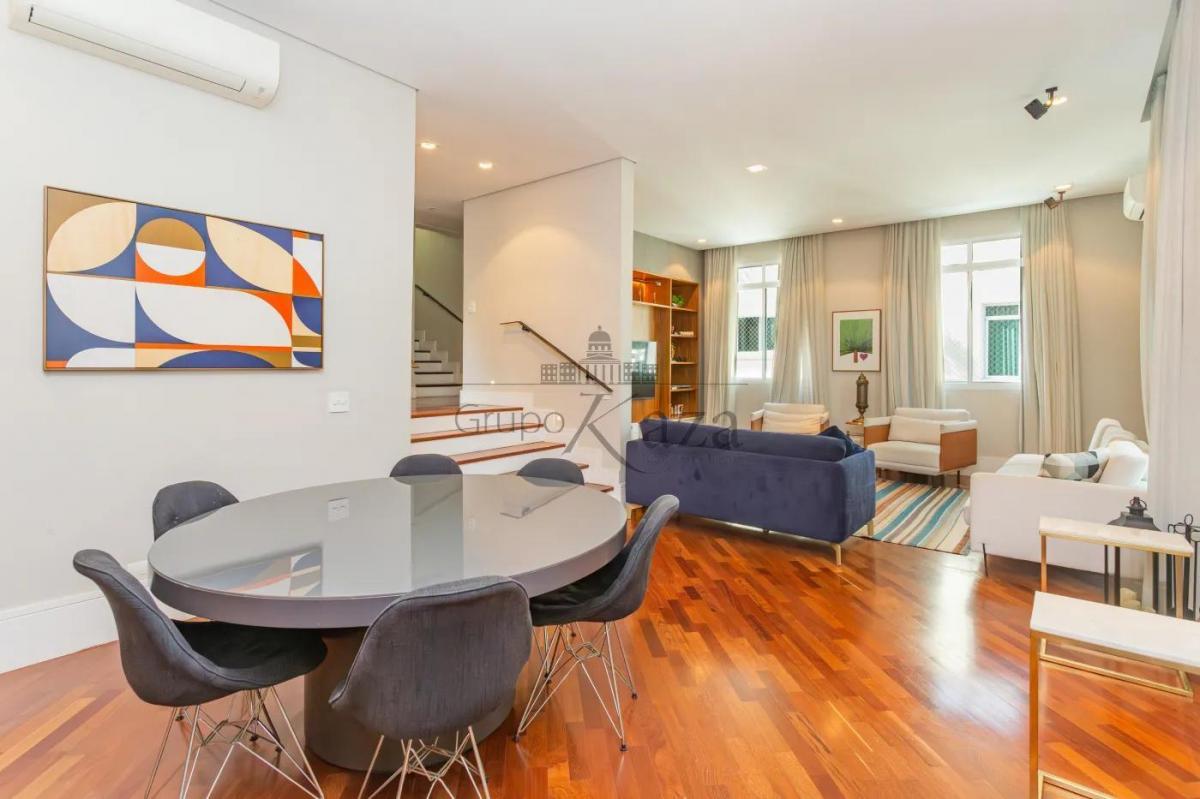 Casa em Condomínio – Campo Belo – 4 Suítes – 3 Vagas – 385m².
