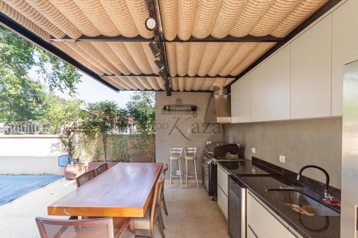 Casa em Condomínio – Campo Belo – 4 Suítes – 3 Vagas – 385m².
