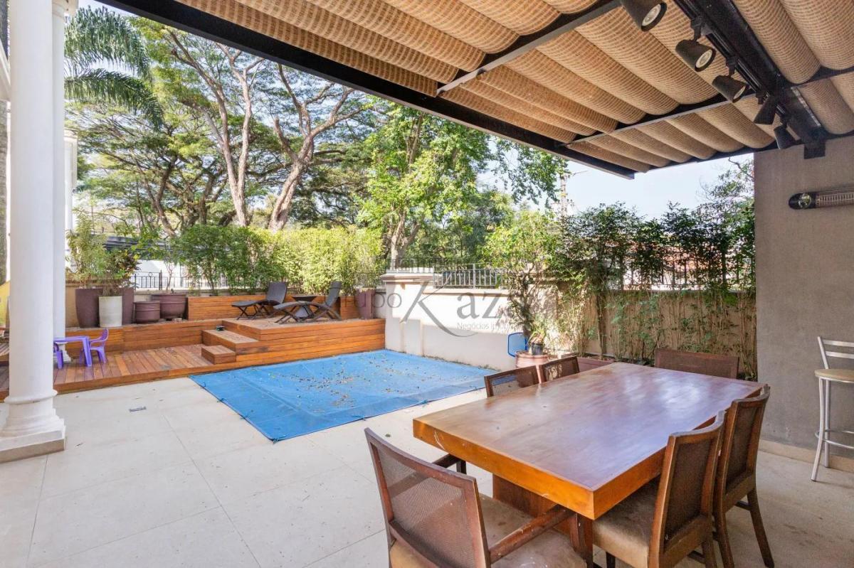 Casa em Condomínio – Campo Belo – 4 Suítes – 3 Vagas – 385m².