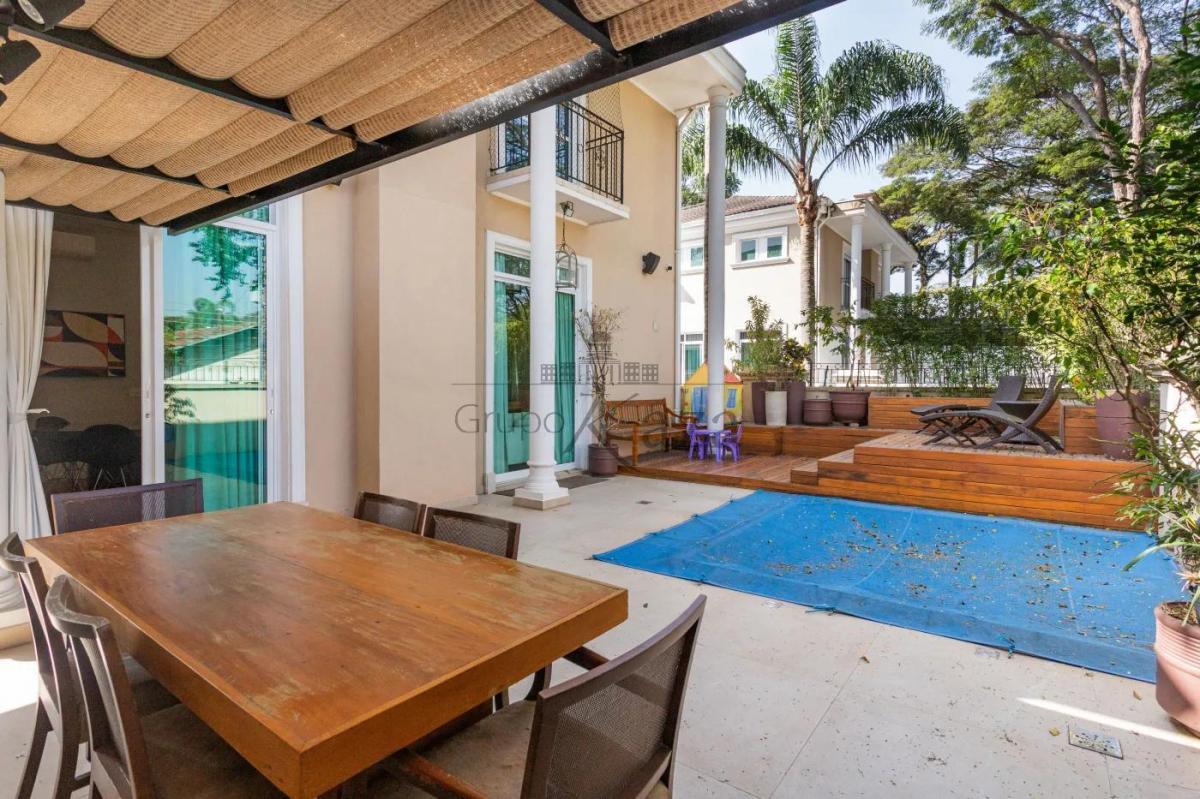 Casa em Condomínio – Campo Belo – 4 Suítes – 3 Vagas – 385m².