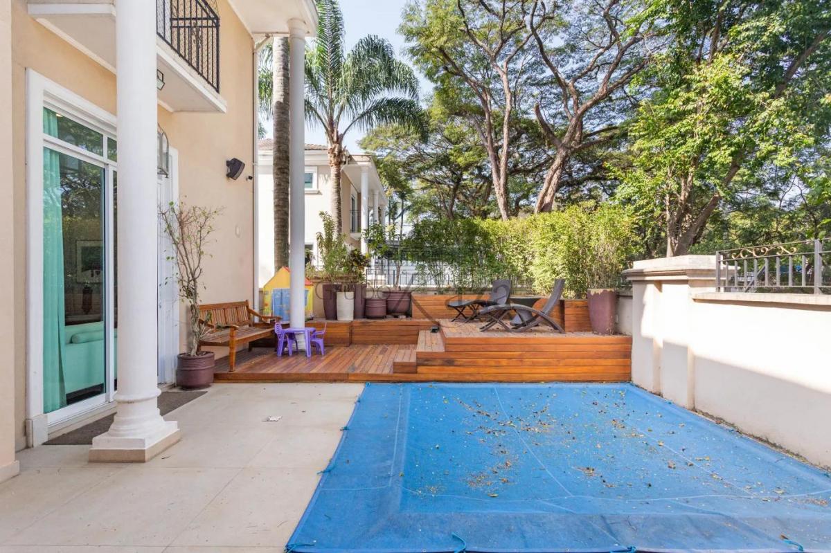 Casa em Condomínio – Campo Belo – 4 Suítes – 3 Vagas – 385m².
