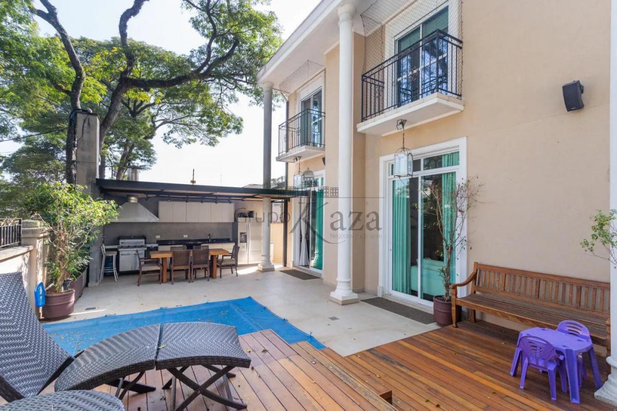 Casa em Condomínio – Campo Belo – 4 Suítes – 3 Vagas – 385m².