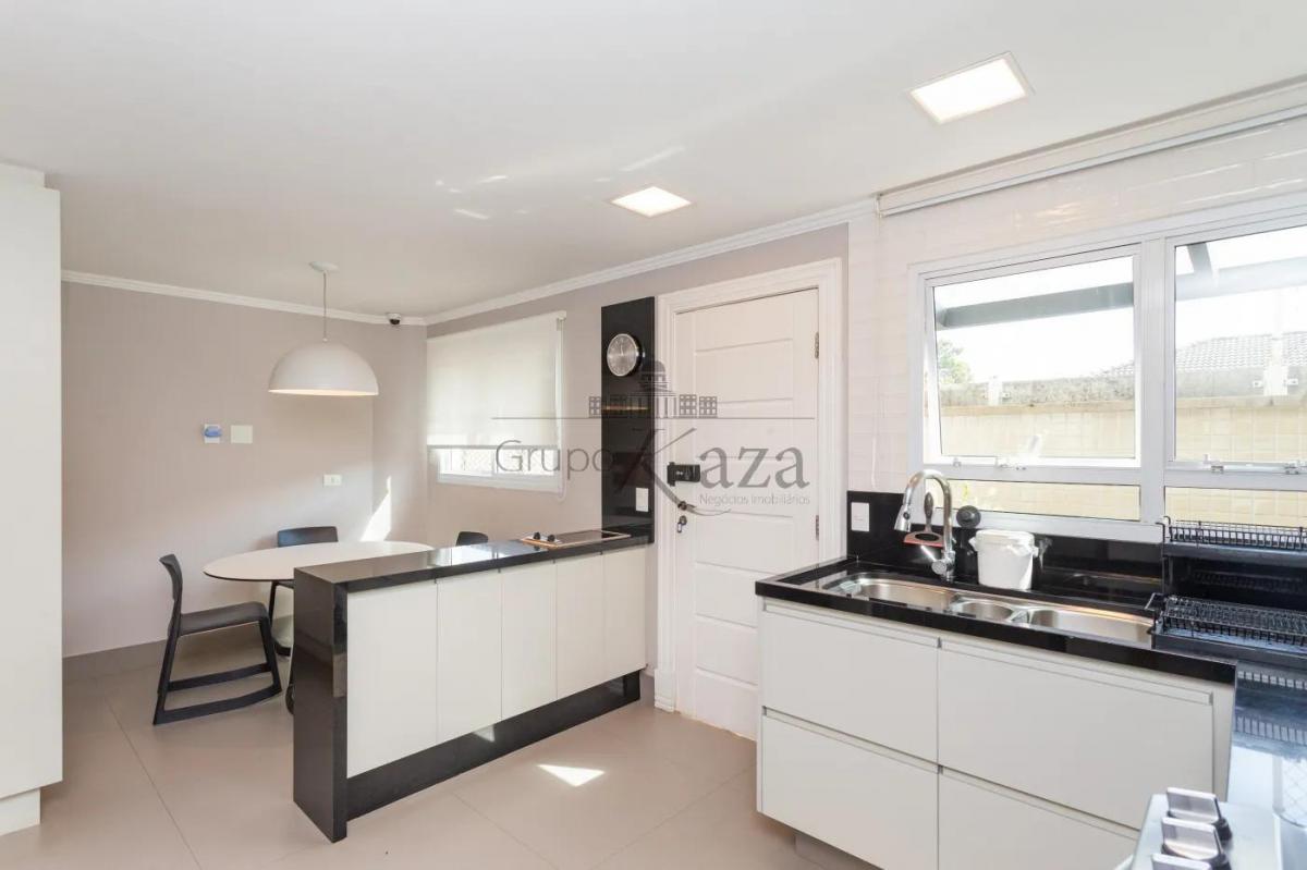 Casa em Condomínio – Campo Belo – 4 Suítes – 3 Vagas – 385m².