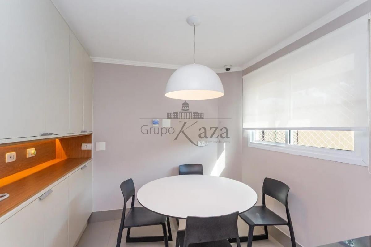 Casa em Condomínio – Campo Belo – 4 Suítes – 3 Vagas – 385m².