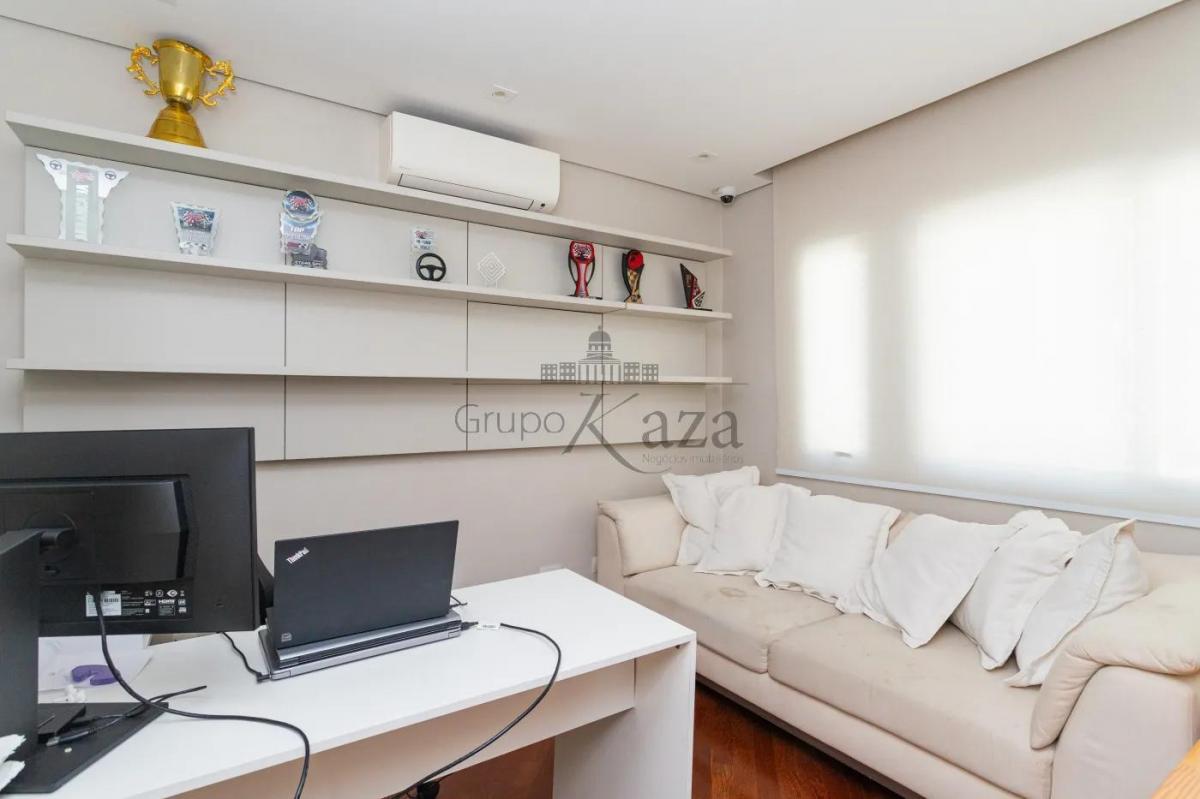 Casa em Condomínio – Campo Belo – 4 Suítes – 3 Vagas – 385m².