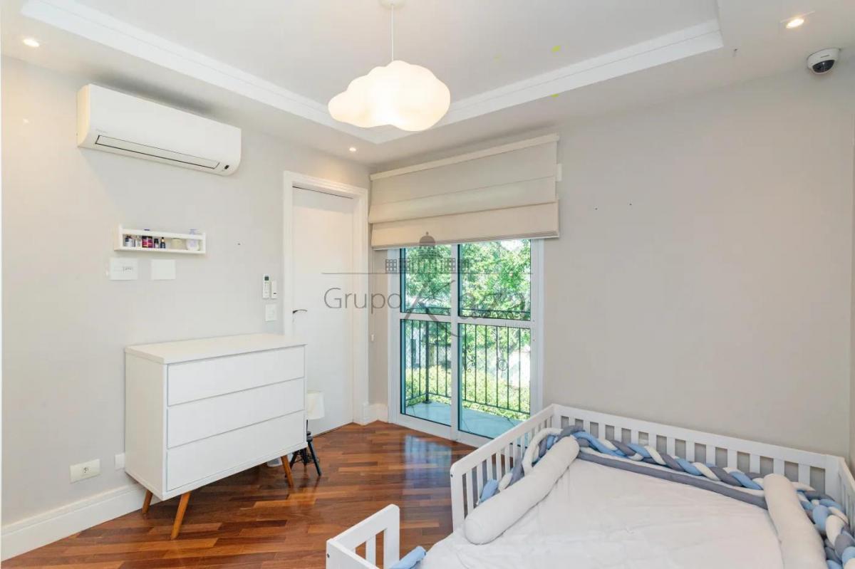 Casa em Condomínio – Campo Belo – 4 Suítes – 3 Vagas – 385m².