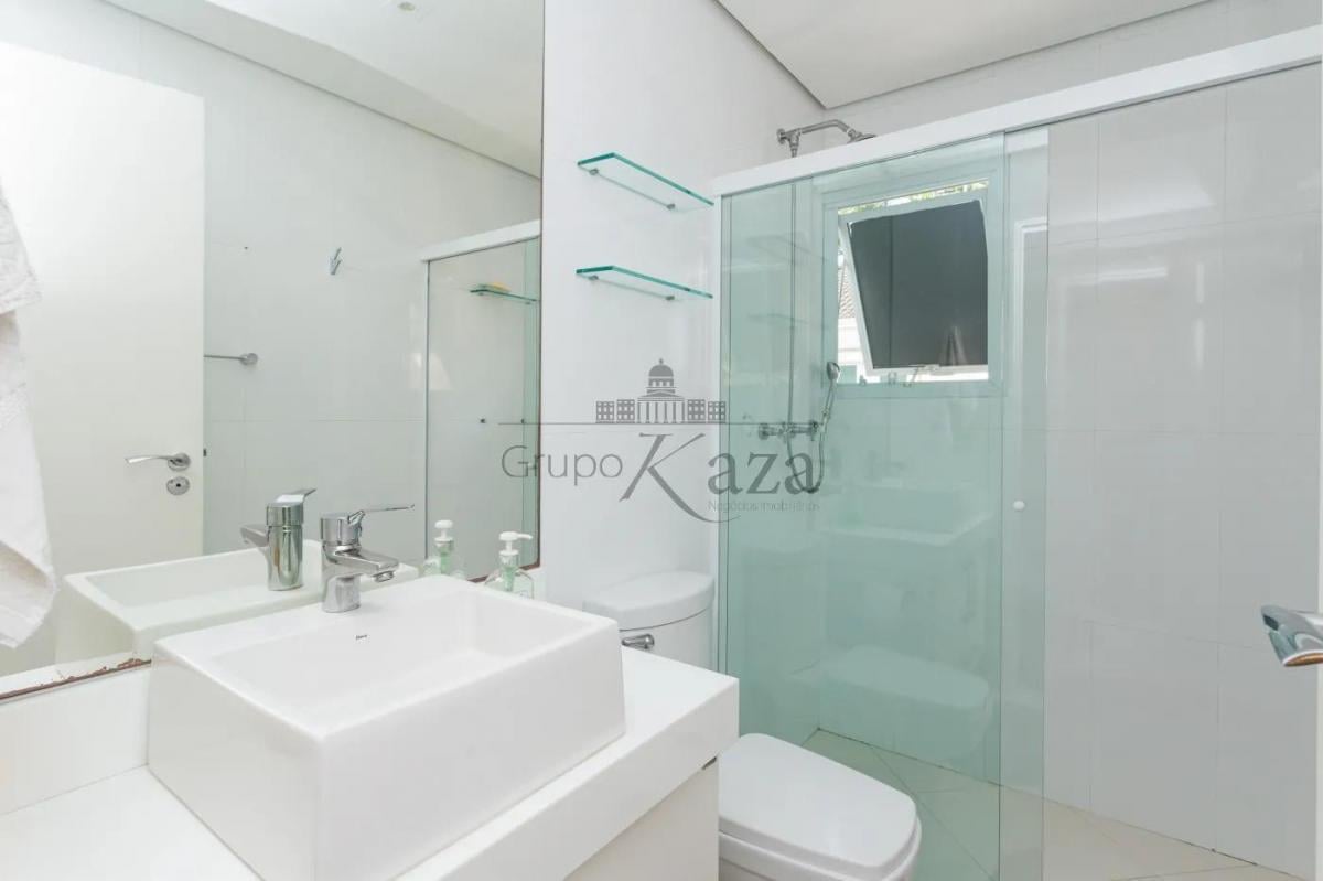Casa em Condomínio – Campo Belo – 4 Suítes – 3 Vagas – 385m².