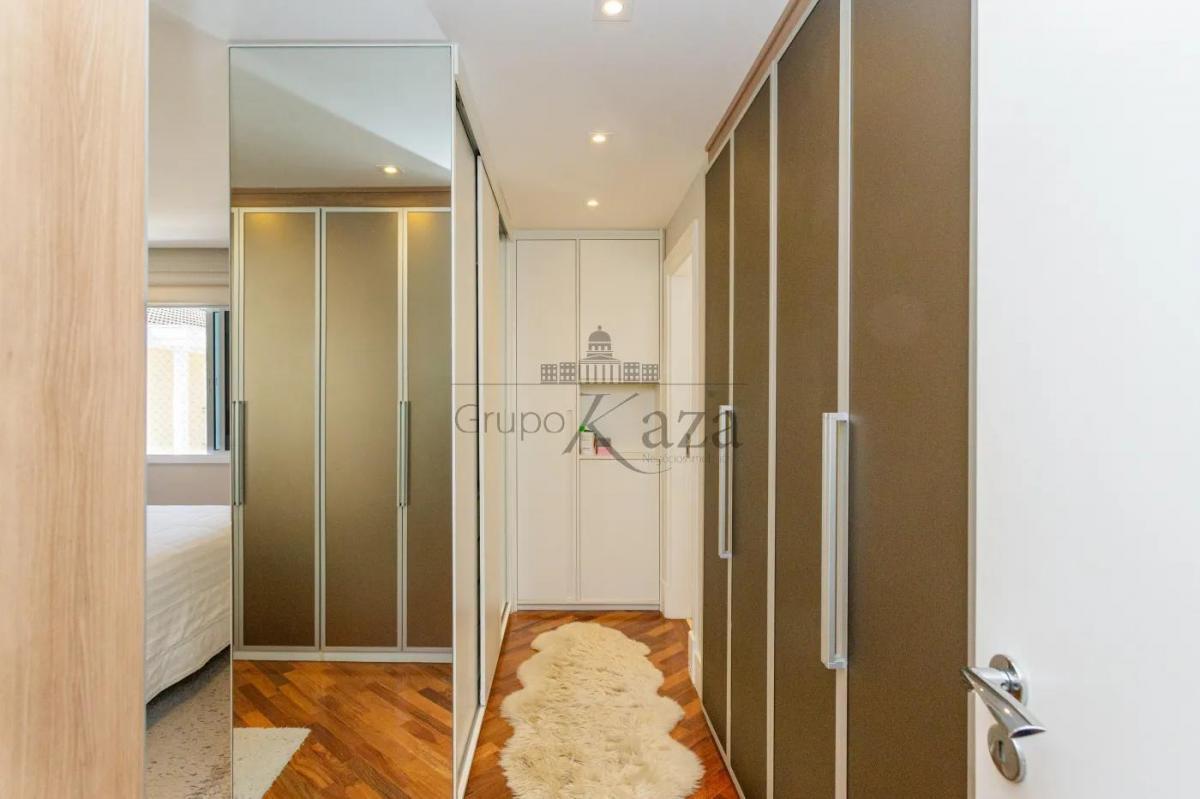 Casa em Condomínio – Campo Belo – 4 Suítes – 3 Vagas – 385m².